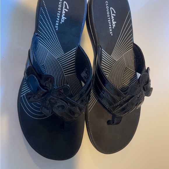 Clarks Cloud steppers Black Slide Sandals with Floral Accent. - Picture 5 of 8